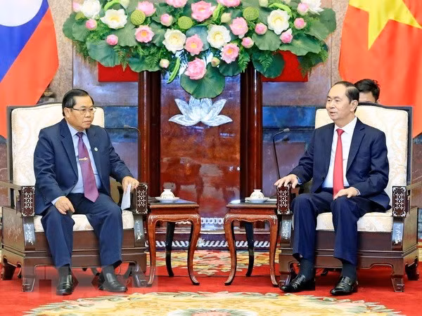 President Tran Dai Quang (R) receives Lao National Assembly Vice Chairman Sengnouane Xayalath (Photo: VNA)