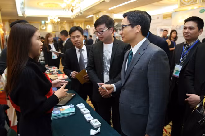 Deputy PM Vu Duc Dam at the Techfest 2016