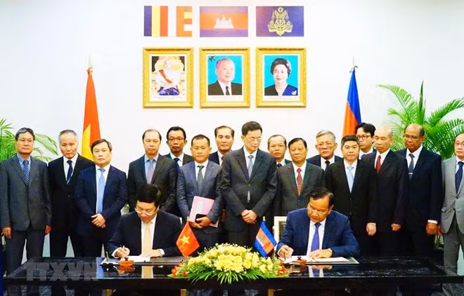 Vietnam and Cambodia sign a cooperation agreement covering specific collaboration programmes in 28 areas (Photo: VNA) Vietnam and Cambodia sign a cooperation agreement covering specific collaboration programmes in 28 areas (Photo: VNA)