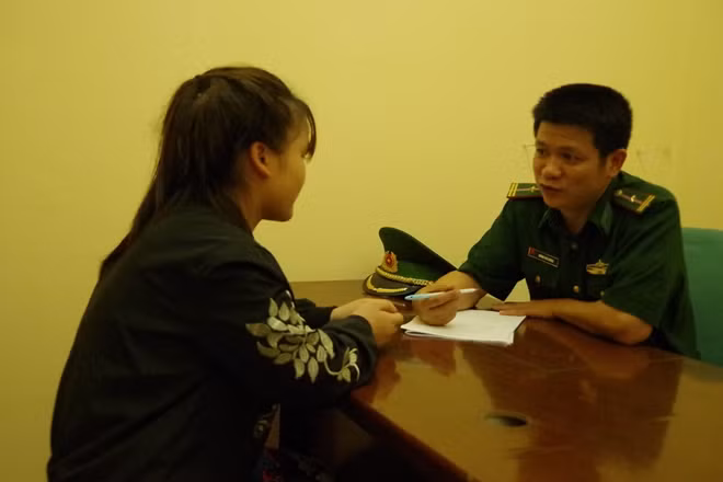 A victim being questioned by Bat Xat Border Post's officer A victim being questioned by Bat Xat Border Post's officer