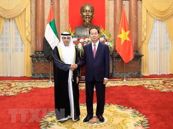 President Tran Dai Quang (R) receives UAE Ambassador Obaid Al Dhaheri (Source: VNA) President Tran Dai Quang (R) receives UAE Ambassador Obaid Al Dhaheri (Source: VNA)