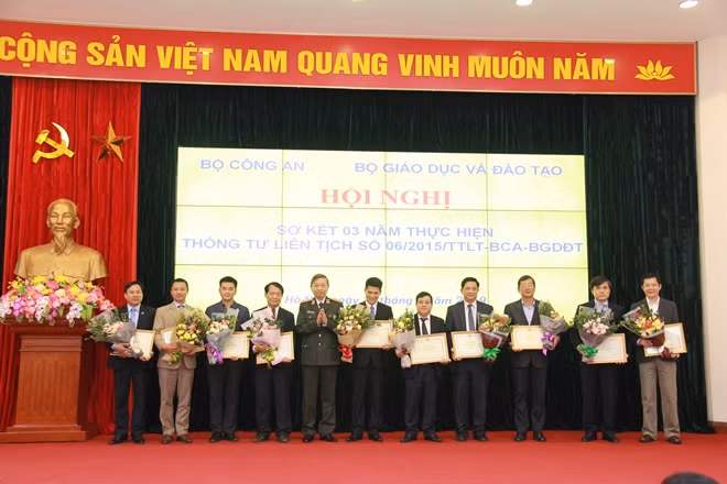 Minister To Lam honors various individuals and teams. Minister To Lam honors various individuals and teams.