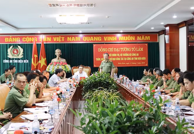 Minister To Lam speaks at the working session.