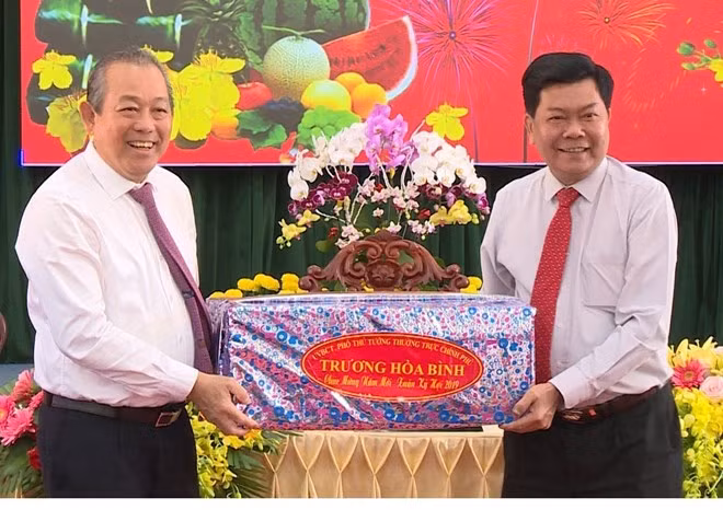 Permanent Deputy Prime Minister Truong Hoa Binh (L) presents Tet gift to Long An authority and people. (Photo: VNA) Permanent Deputy Prime Minister Truong Hoa Binh (L) presents Tet gift to Long An authority and people. (Photo: VNA)