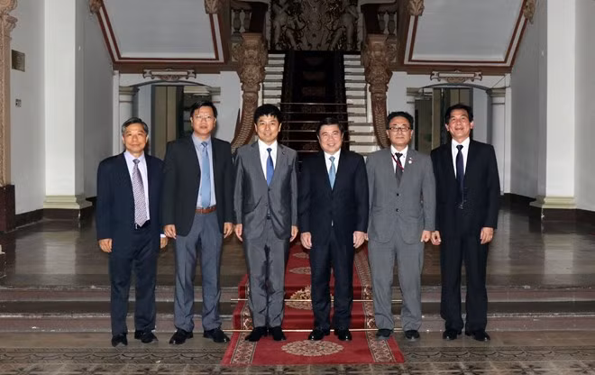 Chairman of the HCM City People’s Committee Nguyen Thanh Phong (third, right), Japanese State Minister for Foreign Affairs Kazuyuki Nakane (third, left) and other officials pose for a photo (Photo: VNA)