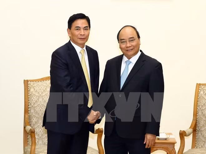 Prime Minister Nguyen Xuan Phuc (R) and Shen Tian Qing, Chairman of Jia Yuan group of Hong Kong (China)