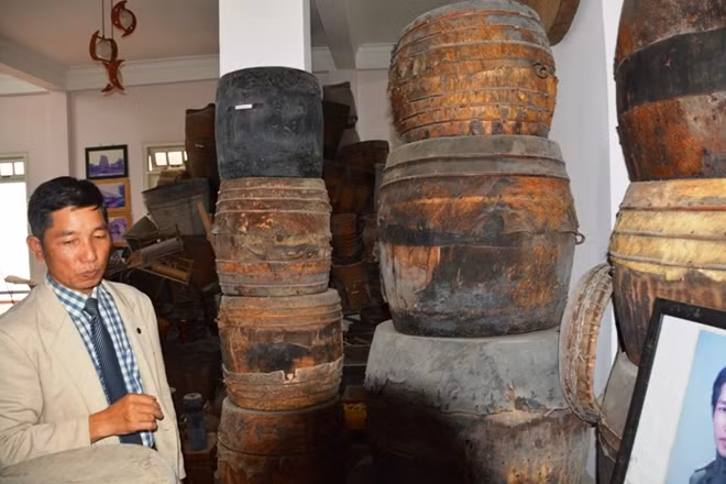 Huge drums, some are 1.5m in height, are made from skin of elephant, deer or ox.