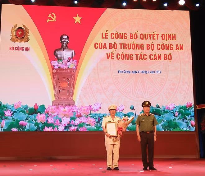 Deputy Minister Nguyen Van Thanh hands the decision to Senior Colonel Nguyen Hoang Thao. Deputy Minister Nguyen Van Thanh hands the decision to Senior Colonel Nguyen Hoang Thao.