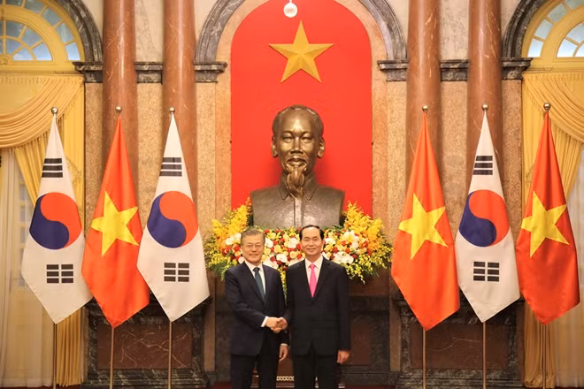 President Tran Dai Quang (R) and RoK President Moon Jae-in