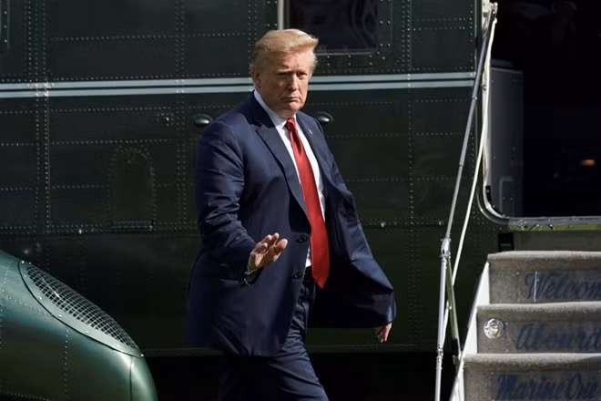 U.S. President Donald Trump waves as he walks on the South Lawn of the White House upon his return from Mount Pleasant, Wisconsin, to Washington, U.S., June 28, 2018. REUTERS/Yuri Gripas