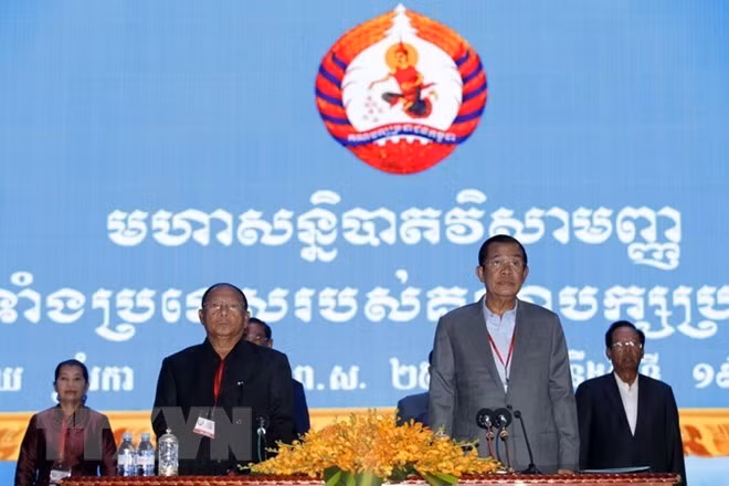 Cambodian Prime Minister Samdech Techo Hun Sen and NA President Samdech Hen Samrin (Source: Xinhua/VNA)