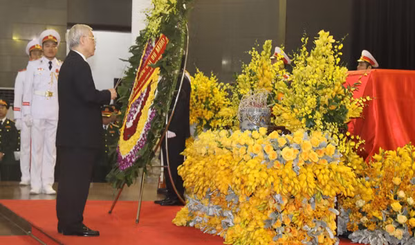 After more than 80 years joining revolutionary activities, comrade Do Muoi had made great contributions to the glorious revolutionary cause of the Party and the nation. He had been awarded with a Gold Star Order, an insignia of 80-year Party membership, and many other noble orders and medals. His passing away is a great loss to our Party, State and people. In photo: Party General Secretary Nguyen Phu Trong pays tribute to former Party General Secretary Do Muoi.