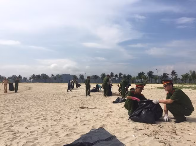 Youths of Quang Ninh Provincial Police joined hands in cleaning beaches