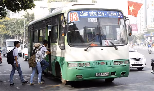 A bus picks up passengers in HCM City. The city’s public transport management has improved compared to several years ago thanks to modern technologies. — Photo: VNA/VNS