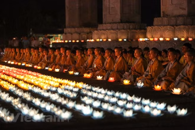 The Tam Chuc Buddhist Cultural Centre in the northern province of Ha Nam was illuminated with tens of thousands of flower-shaped lanterns on May 13.