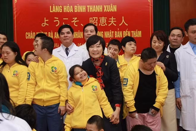 One of the happy moments of Mrs. Akie Abe with children at the Hoa Binh Village. One of the happy moments of Mrs. Akie Abe with children at the Hoa Binh Village.