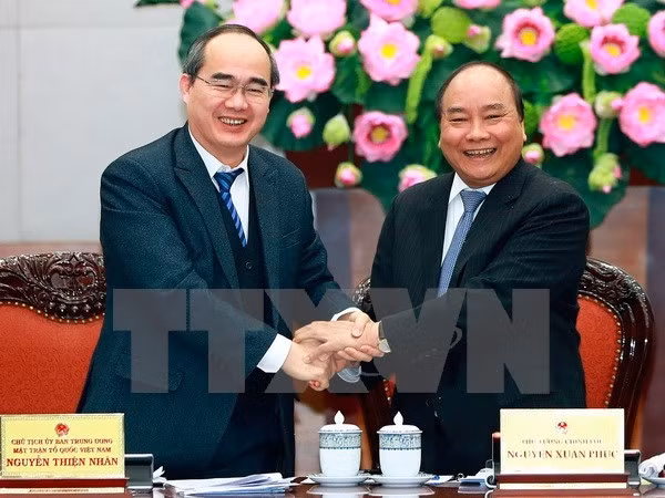 Prime Minister Nguyen Xuan Phuc (R) and Fatherland Front Central Committee President Nguyen Thien Nhan (Photo: VNA)