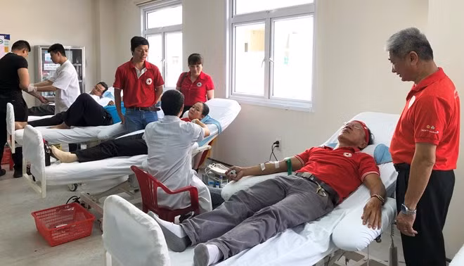 People in Thua Thien-Hue province join the voluntary blood donation campaign (Photo: VNA) People in Thua Thien-Hue province join the voluntary blood donation campaign (Photo: VNA)