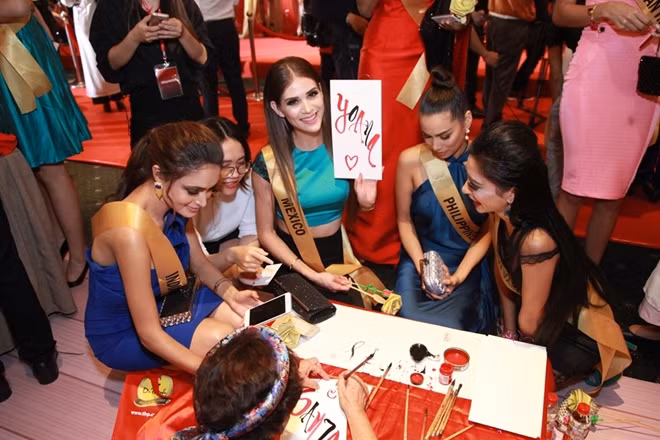 Contestants of the pageant experiencing Vietnamese cultural features Contestants of the pageant experiencing Vietnamese cultural features