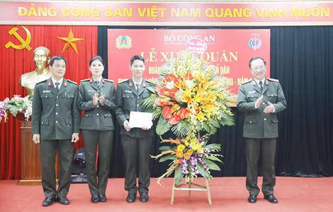 Deputy Minister Nguyen Van Thanh offers flowers to the sport team of public security.