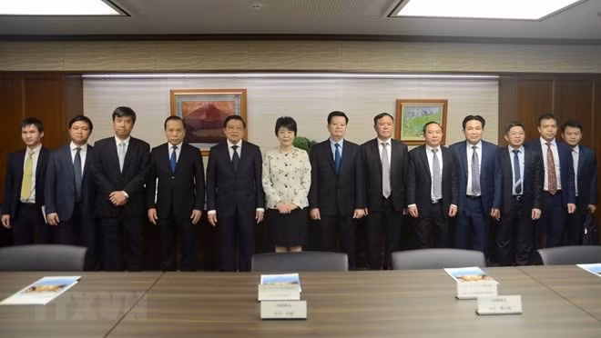 A delegation of the Communist Party of Vietnam (CPV) led by Phan Dinh Trac, Secretary of the CPV Central Committee and Head of its Commission for Internal Affairs (fifth, from left) in a group photo with Minister of Justice Yoko Kamikawa (next to Trac) (Photo: VNA) A delegation of the Communist Party of Vietnam (CPV) led by Phan Dinh Trac, Secretary of the CPV Central Committee and Head of its Commission for Internal Affairs (fifth, from left) in a group photo with Minister of Justice Yoko Kamikawa (next to Trac) (Photo: VNA)
