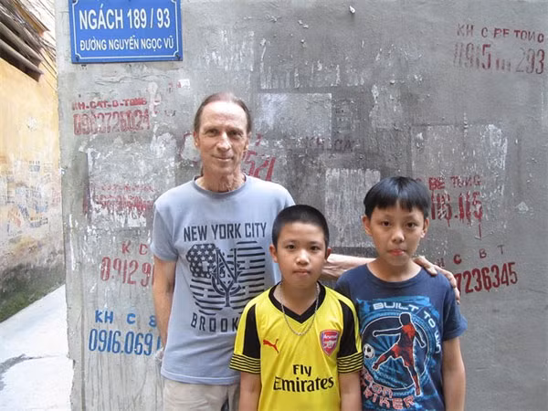 Friend and mentor: Paul George Harding with children on Nguyen Ngoc Vu Street. — Photo: Bach Lien/VNS