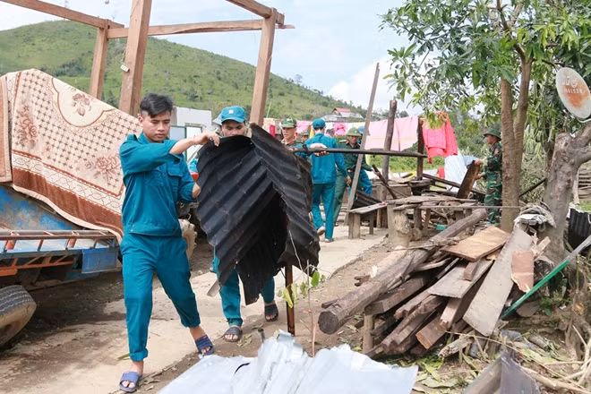 According to statistics, in the district of Krong Bong alone, thousands of houses of local people, many schools and offices were damaged, and100 houses were totally ruined.