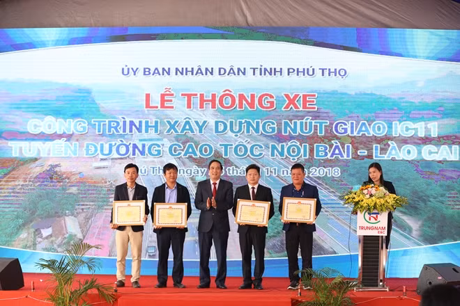 The Provincial People's Committee of Phu Tho honors Trungnam E&C and various individuals. The Provincial People's Committee of Phu Tho honors Trungnam E&C and various individuals.