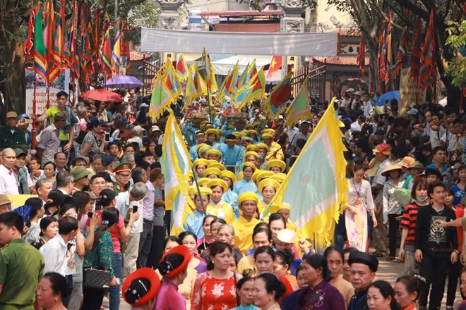 The Festival attracts thousands of visitors and participants. The Festival attracts thousands of visitors and participants.