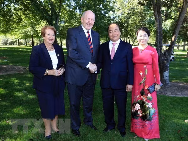 Governor General of Australia Peter Cosgrove (second from left) and Prime Minister Nguyen Xuan Phuc (third from left) in Australia (Source: VNA)