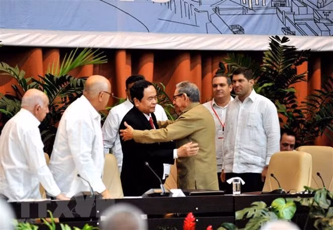 First Secretary of the Communist Party of Cuba Central Comittee Raul Castro and President of the Vietnam Fatherland Front Central Committee Tran Thanh Man (in black suite) at the closing session of the 9th Congress of the Committees for the Defence of the Revolution (Source: VNA)