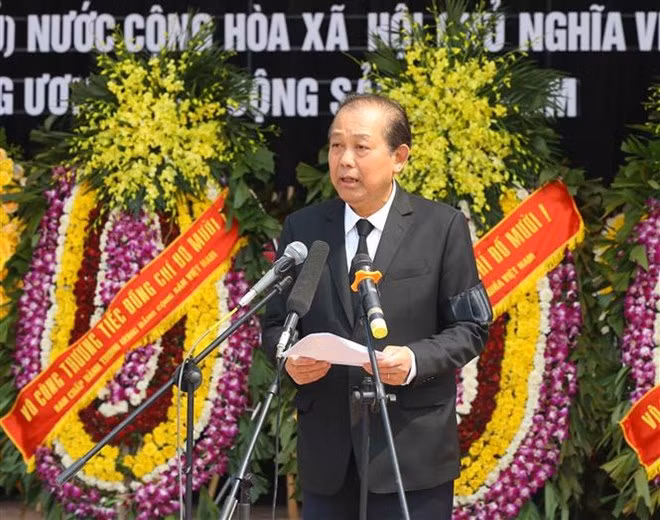 Deputy Prime Minister Truong Hoa Binh,head of the Funeral Board expresses, thanks at the funeral service of former General Secretary of the Communist Party of Vietnam Central Committee Do Muoi (Photo: VNA) Deputy Prime Minister Truong Hoa Binh,head of the Funeral Board expresses, thanks at the funeral service of former General Secretary of the Communist Party of Vietnam Central Committee Do Muoi (Photo: VNA)