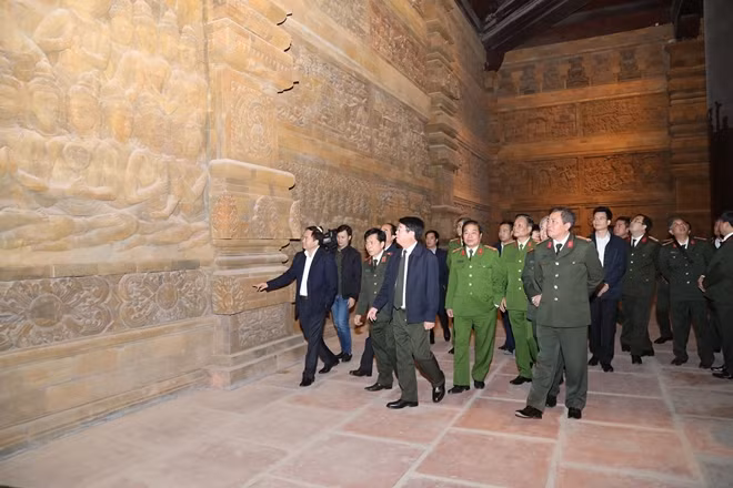 Deputy Minister Bui Van Nam and delegates check security work at the Tam Chuc Buddhist Center. Deputy Minister Bui Van Nam and delegates check security work at the Tam Chuc Buddhist Center.