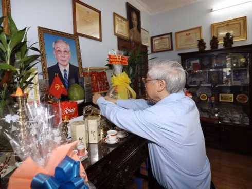 General Secretary of the Communist Party of Vietnam (CPV) Nguyen Phu Trong burnt incense in tribute to former President of the State Council Vo Chi Cong in his own house