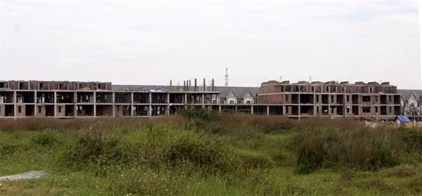 An abandoned apartment complex project in the Nam An Khanh urban area in the capital city’s Hoai Duc District. — VNA/VNS Photo