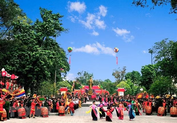 A programme marks the 65th anniversary of Hanoi's liberation (Photo: VNA09