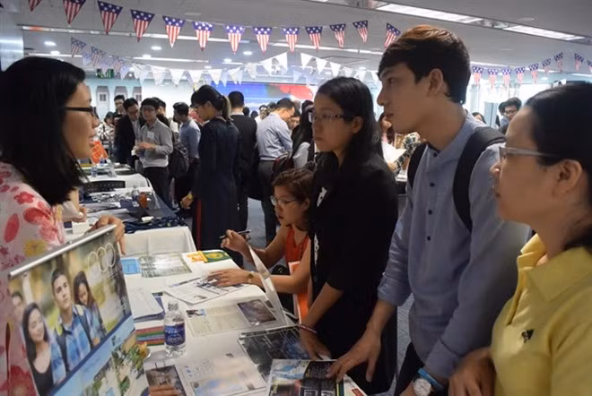 Students inquire about studying in the US (Photo courtesy of the US Consulate in HCM City)