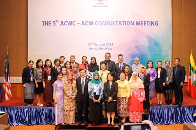 Participants in the meeting in Hanoi on October 21 pose for a photo (Photo: VNA) Participants in the meeting in Hanoi on October 21 pose for a photo (Photo: VNA)