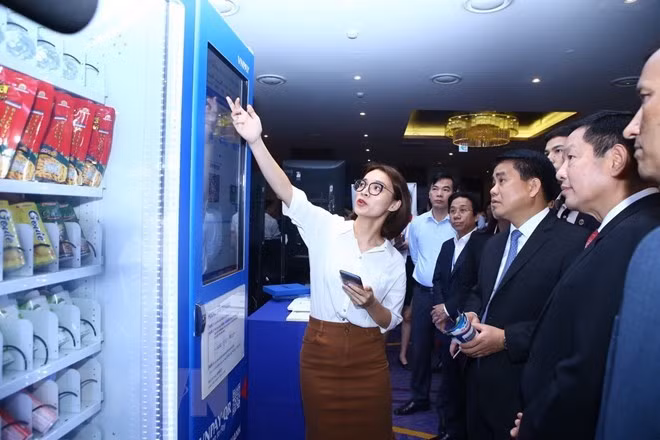 Participants at the ASOCIO Smart City Summit 2018 visits a booth at the event (Photo: VNA)