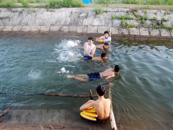 Children are given swimming instruction (Photo: VNA) Children are given swimming instruction (Photo: VNA)