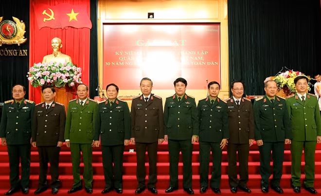 Minister To Lam, Minister Ngo Xuan Lich and delegates at the meeting.