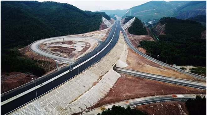 Van Don-Mong Cai Expressway is built at total cost of more than 11 trillion VND. Illustrative image (Source: baoquangninh.com.vn) Van Don-Mong Cai Expressway is built at total cost of more than 11 trillion VND. Illustrative image (Source: baoquangninh.com.vn)