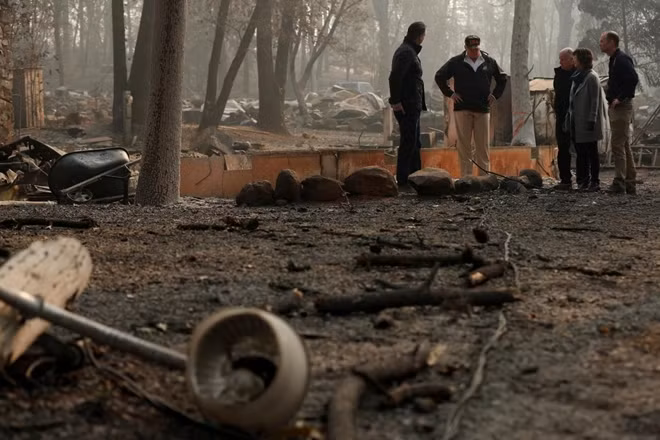 U.S. President Donald Trump visits the charred wreckage of Skyway Villa Mobile Home and RV Park with Governor-elect Gavin Newsom (L), Brock Long (R), Paradise Mayor Jody Jones (2nd R) and Governor Jerry Brown in Paradise, California, U.S., November 17, 2018. REUTERS