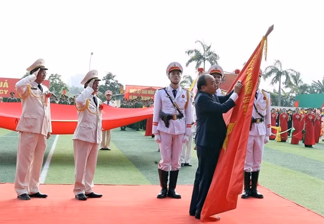 PM Nguyen Xuan Phuc presents the title of “Hero of the Armed Forces” to the PPA
