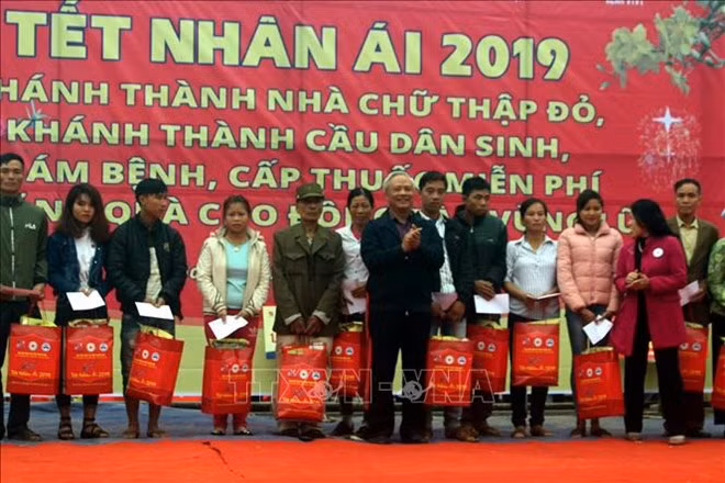 National Assembly Vice Chairman Uong Chu Luu presents gifts to locals affected by disasters (Source: VNA)