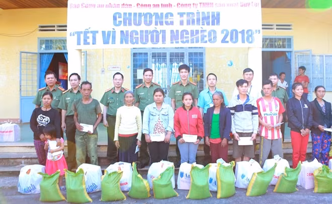 Charitable delegation of CAND Newspaper present gifts in Sa Loong commune