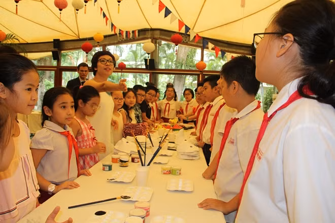 Ambassador Bertrand Lortholary joined the students to make special sticky moon cake under the guidance of food expert Phan Anh. Ambassador Bertrand Lortholary joined the students to make special sticky moon cake under the guidance of food expert Phan Anh.