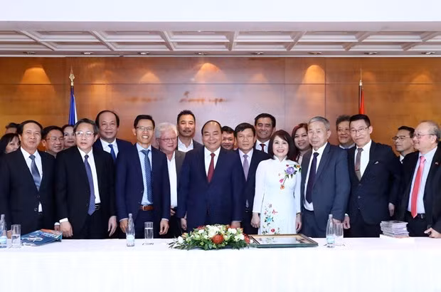 Prime Minister Nguyen Xuan Phuc met with the Executive Board of the Union of Vietnamese Associations in Europe in Prague on April 16. (Photo: VNA) Prime Minister Nguyen Xuan Phuc met with the Executive Board of the Union of Vietnamese Associations in Europe in Prague on April 16. (Photo: VNA)
