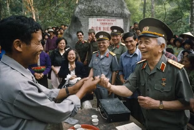 General Giap greets villagers, photo by Catherine Karnow in 1994.