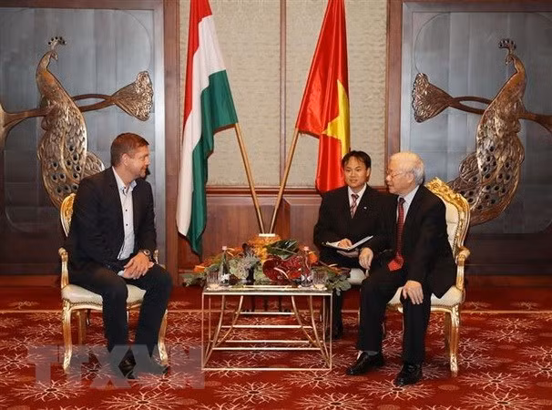 General Secretary of the Communist Party of Vietnam (CPV) Central Committee Nguyen Phu Trong (left) and Hungarian Socialist Party Chairman Tóth Bertalan. (Source: VNA)